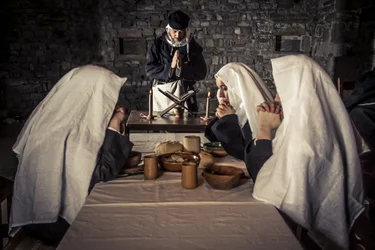 Historická rekonstrukce: Modlitba před večeří v refektáři, klášter řádu špitálních (1250-1291), Acre, Izrael