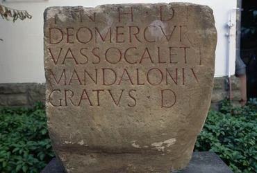 Nápis s věnováním Merkuru, pískovcová deska, Bitburg, Porýní-Falc, Německo, římská civilizace, 2.–3.