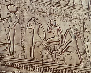 Vnitřní nástěnné reliéfy zobrazující obětiny božstvům, detail zobrazující mladého Ramsese II s božstvy Thovtem a Horem