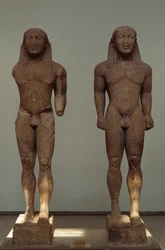 Kleobis a Biton, asi 610-590 př. n. l., parijské mramorové sochy, autor Polymedes z Argosu, věnováno Delfám městem Argos, Řecko, řecká civilizace, 7.-6. století př. n. l.