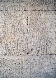 Law Code of Gortyn, Dorické nápisy na kamenných deskách, Gortyn, Kréta, Řecko, řecká civilizace, 5. století před naším letopočtem, detail (fotografie)
