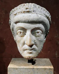 Mramorová hlava římského císaře Východu Theodosia II