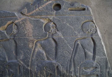 Reliéf zobrazující vězně, Chrám v Luxoru, Théby (světové dědictví UNESCO