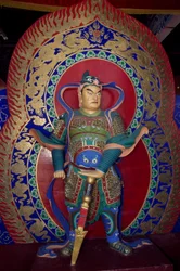Socha válečníka uvnitř dřevěné pagody Yingxian (nebo Pagoda Sakyamuni) poblíž Datongu v Číně. Čínská civilizace