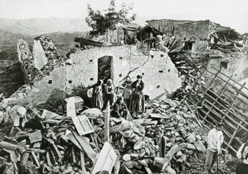 Přeživší v troskách ve Ferruzzano, zemětřesení v Kalábrii
