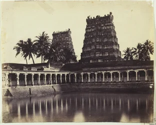 Madura. Velká pagoda, Mootoo Alaghur a East Gopurum z Tanku, 1858 (tisk alba z negativu z voskovaného papíru)