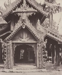 Pugahm Myo: Vyřezávané dveře na nádvoří pagody Shwe Zeegong