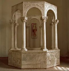 Archeologie středověku (středověk). Barbarské umění Lombardie: křestní zdroj (baptistere) patriarchy Callista v osmiboké formě složené z oblouku vedle sebe a korintských sloupů. Architektura 730-740. Lombardské umění, 8. stol. Vápenec. On