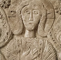 Archeologie středověku (středověk). Barbarské umění Lombardie: detail Krista, nízký reliéf oltáře vévody Rachise. Sochařství, lombardské umění, 737-744. Cividale del Friuli, muzeum Chretien, poklad katedrály