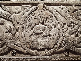 Langobardské umění: Kristus ve slávě, nízký reliéf z oltáře vévody Ratchise (Ratchis nebo Ratgis) - Sochařství, langobardské umění, 737-744 (Reliéf oltáře Ratchise znázorňující Krista ve slávě), Cividale del Friuli, Křesťanské muzeum, pokladnice katedrály