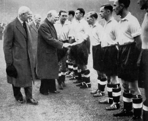Winston Churchill zdraví anglický fotbalový tým, Wembley, Londýn, říjen 1941.