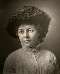 Adela Measor , irská herečka, 1882