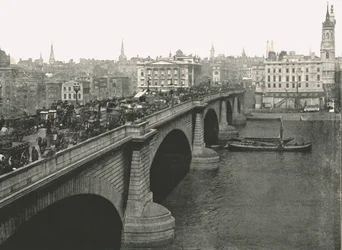 London Bridge při pohledu na sever, 1895.