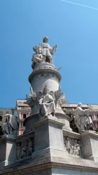 Pomník na počest mořeplavce Kryštofa Kolumba (Cristoforo Colombo). Mramorová socha Lorenza Bartoliniho (1777-1850). Piazza Acquaverde, Janov, Itálie