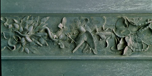 Sochařský rám, detail severní brány. Bronz s nízkým reliéfem