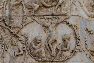 Ukřižování, detail ze scén ze života Krista, Příběhy z Nového zákona, basreliéfy od Lorenza Maitaniho (před 1275-1330), třetí sloup, průčelí katedrály Orvieto, Umbrie, Itálie