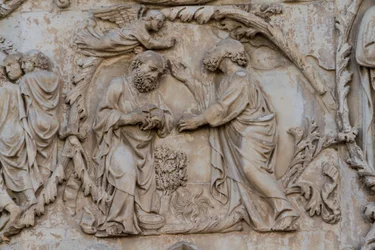 Gideonovo ždímací rouno, detail z Jesseho stromu a mesiášská proroctví, Příběhy Genesis, basreliéfy od Lorenza Maitaniho (před 1275-1330), druhý sloup, průčelí katedrály Orvieto, Umbrie, Itálie