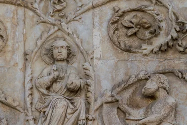 Jesseho strom a mesiášská proroctví, detail, Příběhy Genesis, basreliéfy od Lorenza Maitaniho (před 1275-1330), druhý sloup, průčelí katedrály Orvieto, Umbrie, Itálie