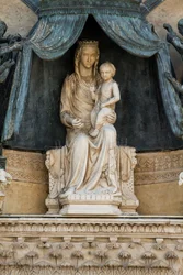 Madona s dítětem na bronzovém baldachýnu, od Lorenza Maitaniho (před 1275-1330), luneta nad centrálním vchodem, průčelí katedrály Orvieto, Umbrie, Itálie