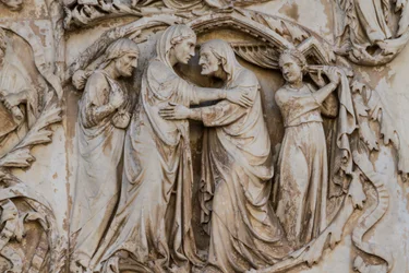 Marie na návštěvě Alžběty, detail ze scén ze života Krista, Příběhy z Nového zákona, basreliéfy od Lorenza Maitaniho (před 1275-1330), třetí sloup, průčelí katedrály Orvieto, Umbrie, Itálie