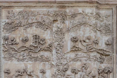 Naamah učila dítě číst a Tubal-kain tloukl kladivem do zvonů; Enos, syn Setha kreslí kružítko, Příběhy Genesis, basreliéfy od Lorenza Maitaniho (před 1275-1330), první sloup, boční průčelí katedrály Orvieto, Umbrie, Itálie