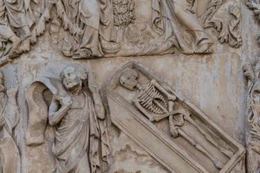 Prorok Ezekiel, detail z Jesseho stromu a mesiášských proroctví, Příběhy Genesis, basreliéfy od Lorenza Maitaniho (před 1275-1330), druhý sloup, průčelí katedrály Orvieto, Umbrie, Itálie