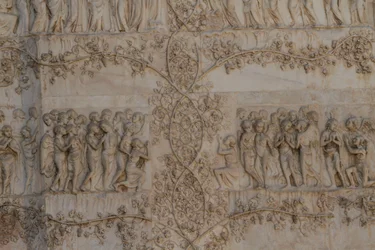 Scény posledního soudu, Příběhy apokalypsy, basreliéfy Lorenza Maitaniho (před 1275-1330) a asistentů, čtvrtý sloup, průčelí katedrály Orvieto, Umbrie, Itálie