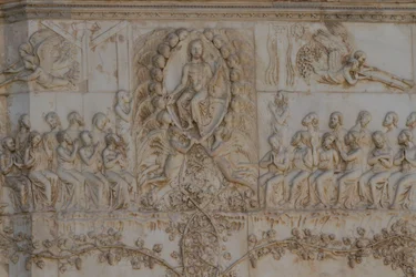 Scény posledního soudu, Příběhy apokalypsy, basreliéfy Lorenza Maitaniho (před 1275-1330) a asistentů, čtvrtý pilíř, průčelí katedrály Orvieto, Umbrie, Itálie