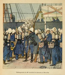 Válka na Madagaskaru – neoficiální historie francouzských výprav 1885-1895 Henri Galli dit Galllichet (1854-1922), ilustrovaný Louisem Bombledem (1862-1927): Nalodění 40. stíhacího praporu v Marseille pro Madasgaskar, v roce 1895 colle