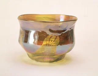 Favrile Bowl, pro Glass Decorating Company, New York, kolem roku 1894 (žluté sklo s iridescencí)