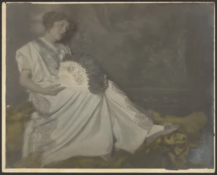 [Florence sedí s velkým vějířem]