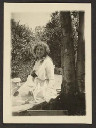 [Florence sedí se psem]