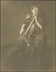 [Portrét ženy hrající na violoncello]