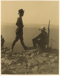 Dva muži hledící do dálky (možná Old Baldy Peak)