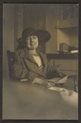 [Žena držící dopis]