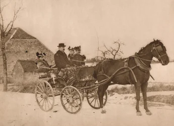 Muži a ženy v kočáru taženém koňmi, 1937