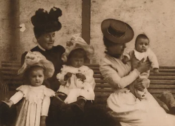 Ženy a děti, 1937