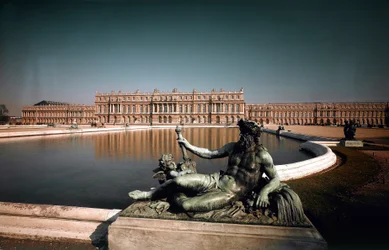Pohled na průčelí a fontány parku zámku ve Versailles. Vytvořili architekti Louis Le Vau (1612-1670) a Jules Hardouin Mansart (1646-1708) 1668-1684 Zámky Versailles a Trianon, Versailles