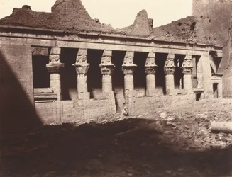 Philae, Vnitřní nádvoří, Západní kolonáda