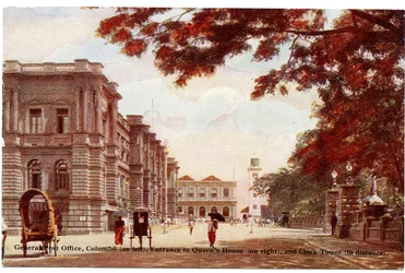 General Post Office, Colombo (vlevo), vchod do Queens House (vpravo) a Clock Tower (v dálce), cca 1900-20 (ručně kolorovaná fotografie)