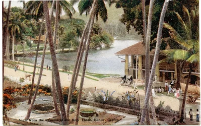 Pohled z chrámu Svatého zubu, Kandy, Cejlon, cca 1900-20 (ručně kolorovaná fotografie)