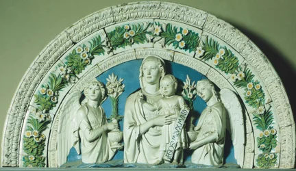Madonna a dítě, Luca della Robbia (kolem 1400-1482), luneta z glazované kameniny