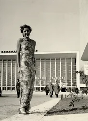 Modelka má na sobě dlouhé šaty s květinovým vzorem, které vytvořil couture house "Graldi". (černobílá fotografie)