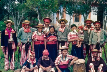 Guatemalští vesničané v tradičních oděvech pózují pro skupinový portrét v Todos Santos C...