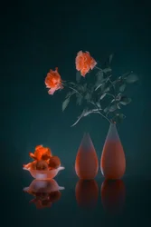 Elegantní tmavý květinový motiv