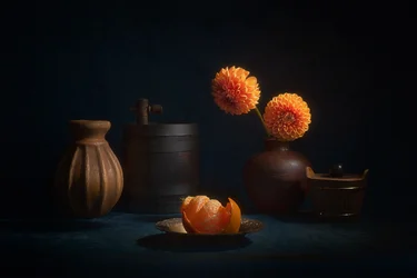 Zátiší s oranžovou jiřinou