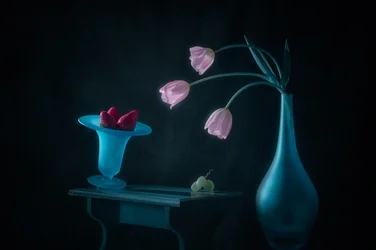 Růžové tulipány a jahody