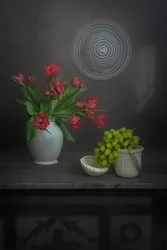 Červené tulipány, zelené hrozny