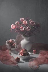 Jemně růžové tulipány a jablka