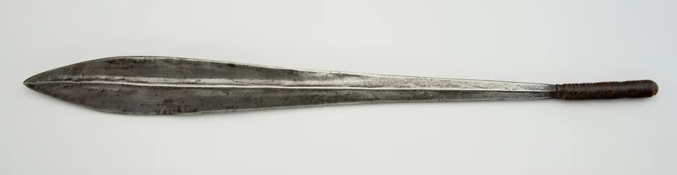 Ol alem, meč (železo, dřevo a kůže)